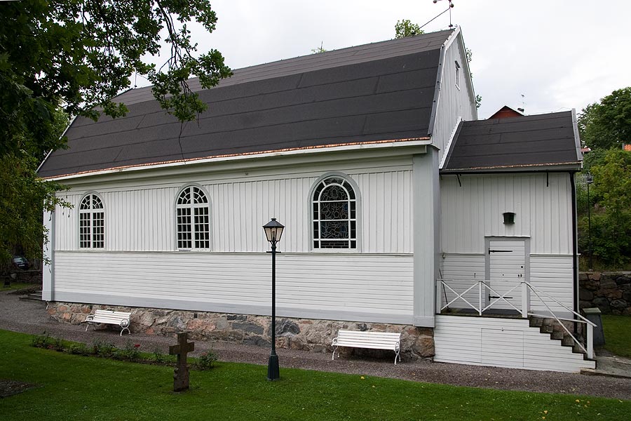 Dalarö kyrka från sydöst.