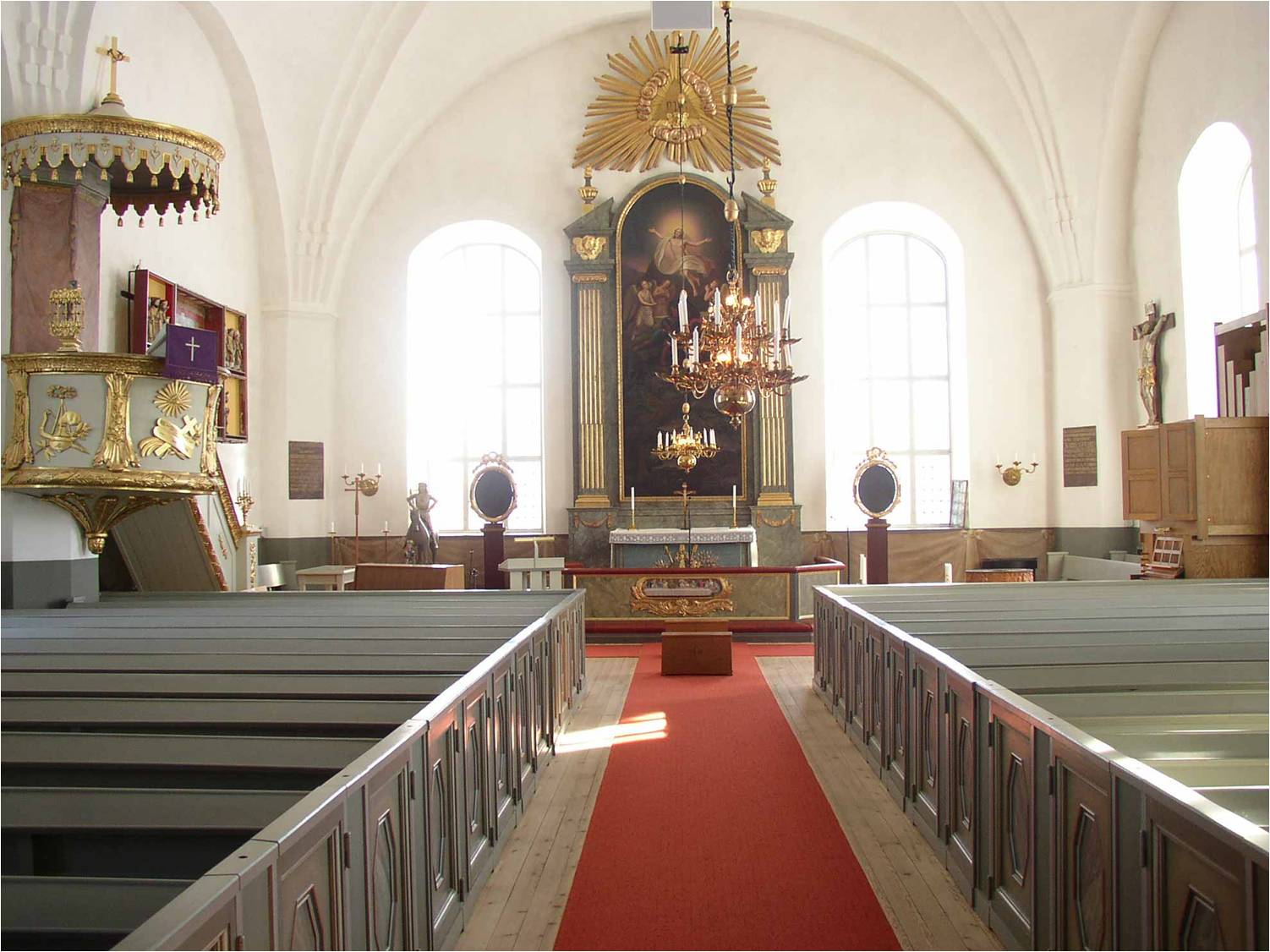 Kyrkorummets östra del med altaruppsats och predikstol. 