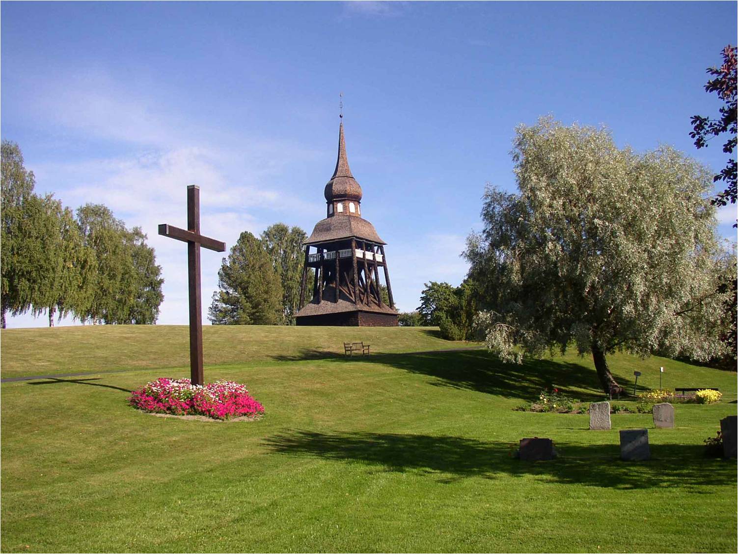 Klockstapeln sedd från nya kyrkogården. Till höger ligger Landgrens källa. 
