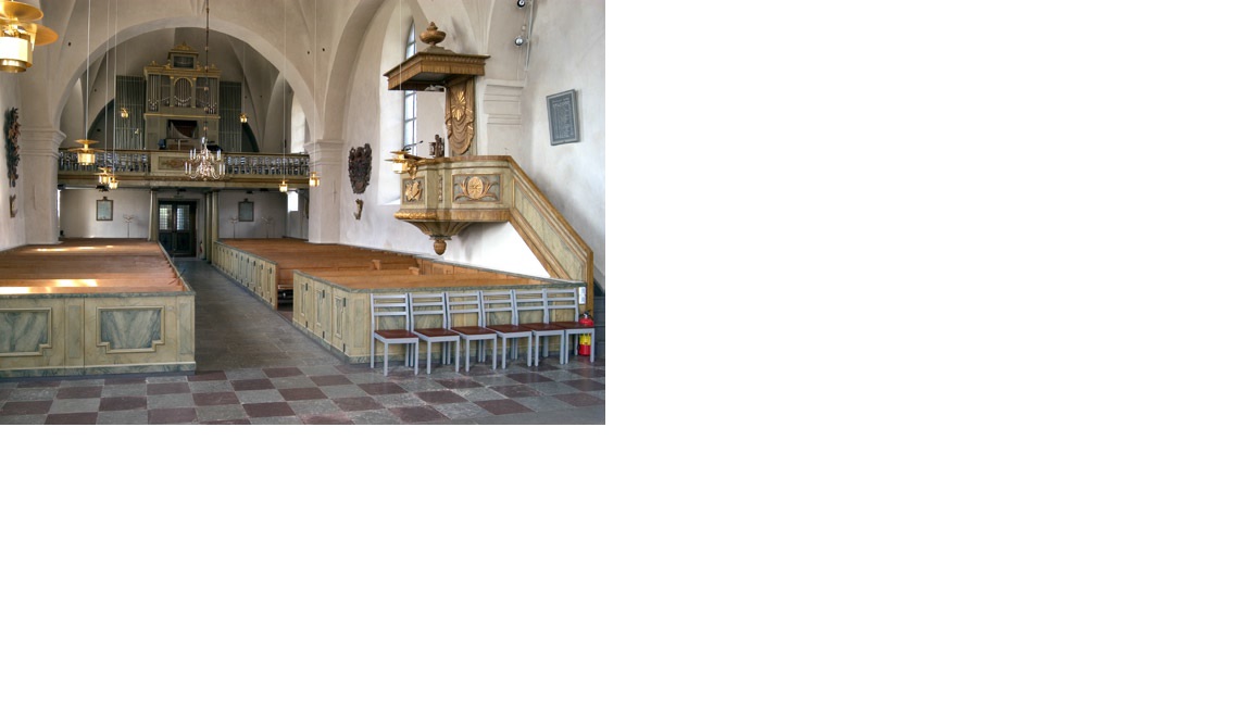 Interiör av långhuset med orgelläktare i väster och predikstol i norr.