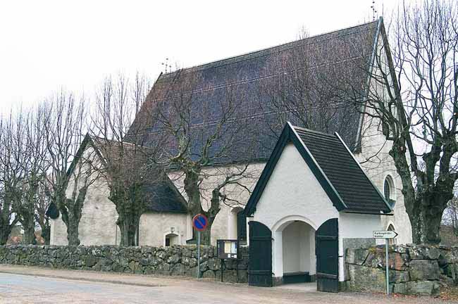 Täby kyrka från nordväst.