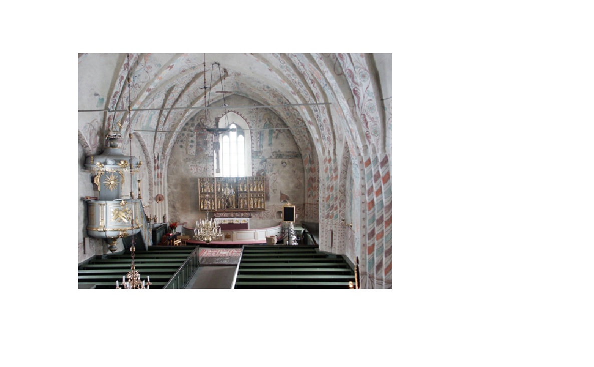 Interiören sedd från läktaren. På altaret står altarskåpet, ett Nordtyskt arbete från 1400-tales slut. 