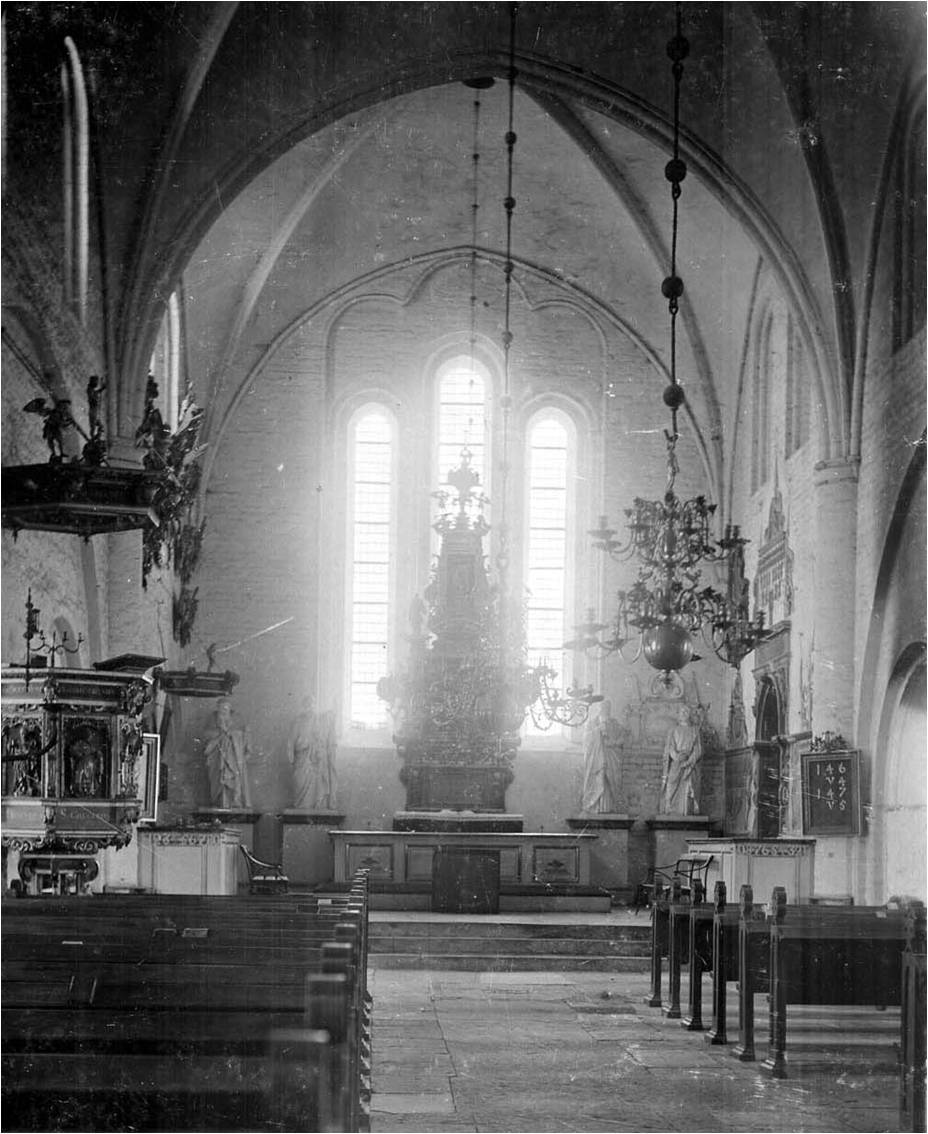 Interiören före 1893-94 års restaurering. Även invändigt var 
väggarna vitkalkade. De fyra gipsskulpturerna som idag står 
i norra sidoskeppet stod då framme i koret. 
