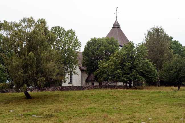 Adelsö kyrka med omgivning från nordöst