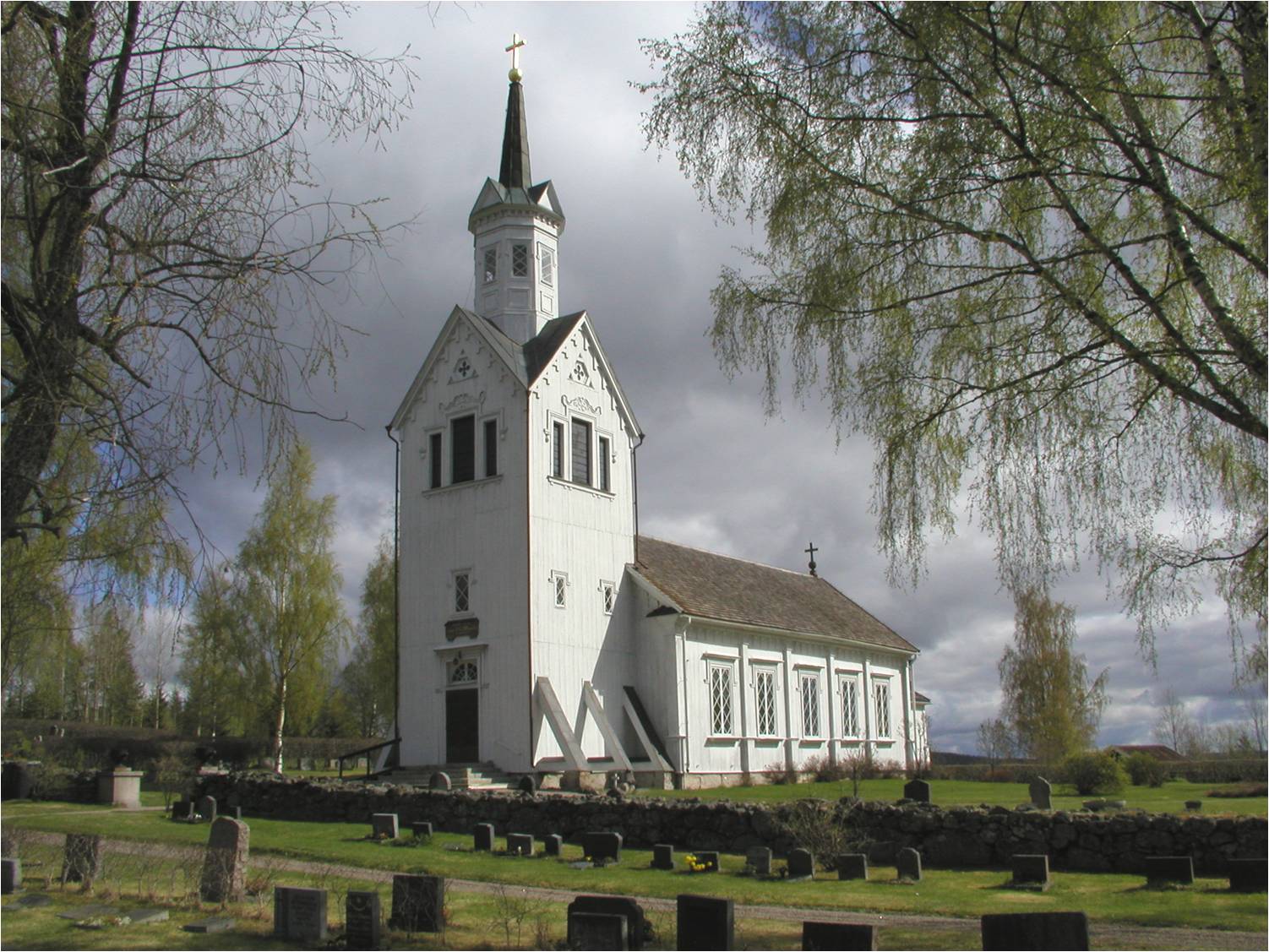 Los kyrka och kyrkogård från sydväst. 