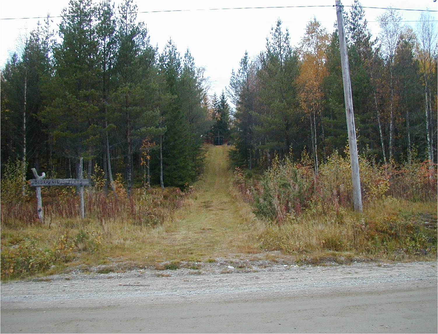 Vägen upp till Begravningsplats från landsvägen genom Björkberg. Foto från öster.