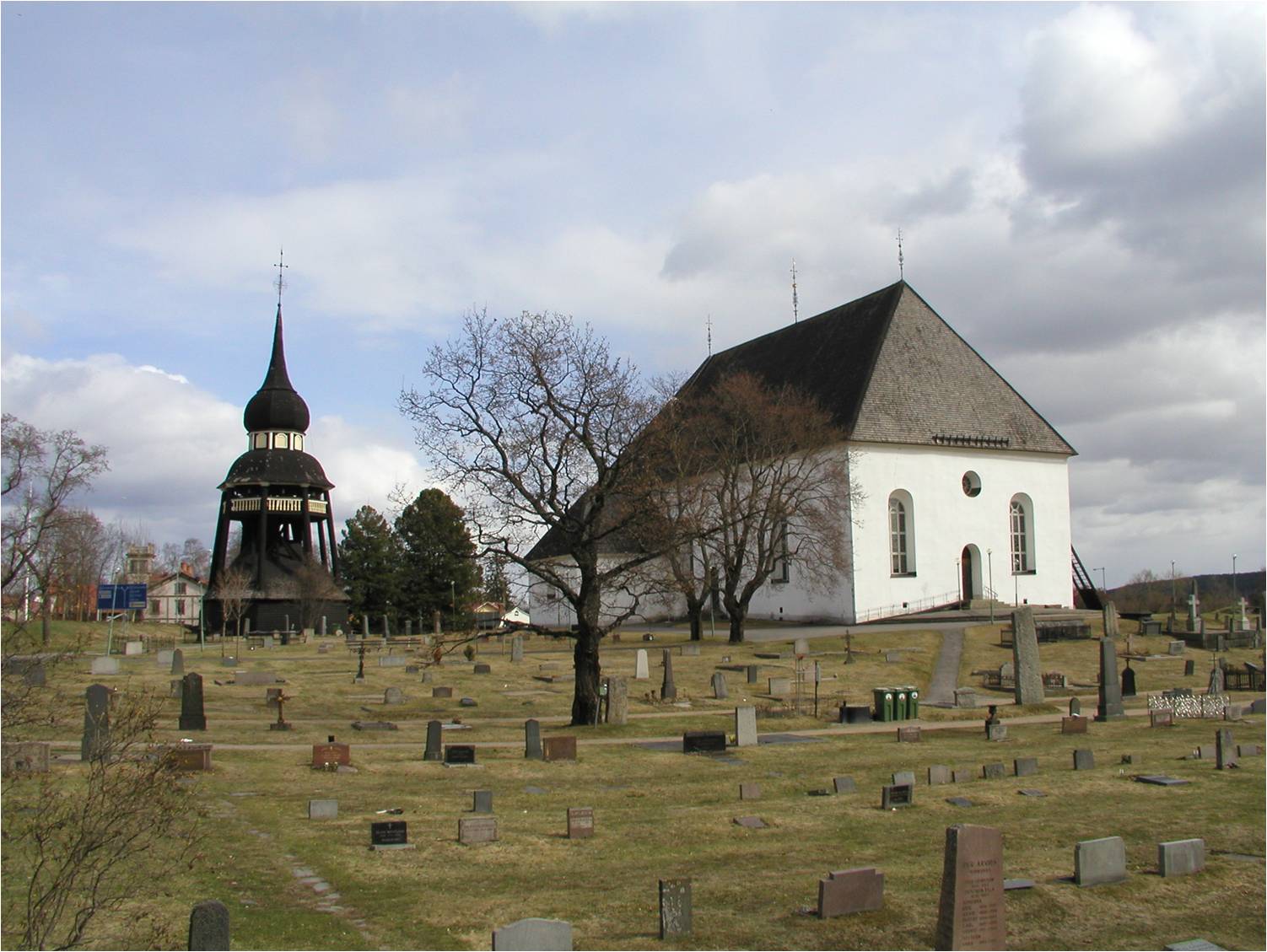 Ljusdals kyrka och klockstapel från nordväst. 