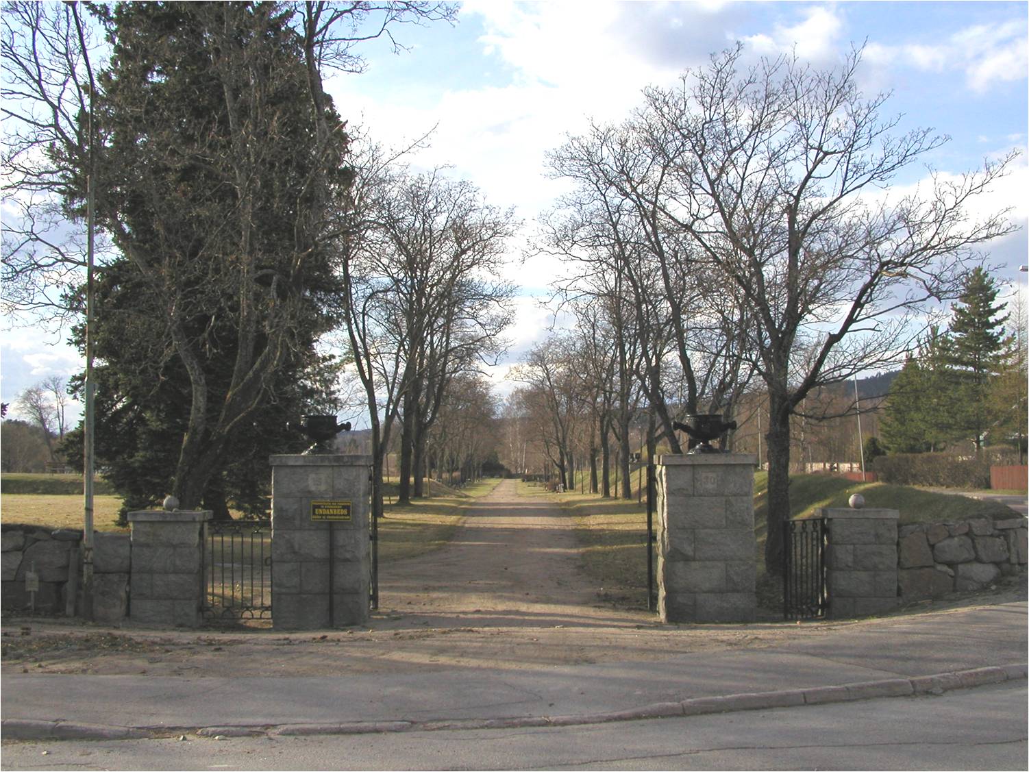 Entrén till den Norra kyrkogården i Ljusdal ritad av arkitekt Sven Markelius. 