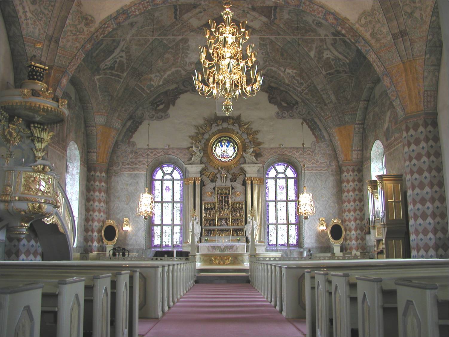 Kyrkorummet mot koret i öster. 