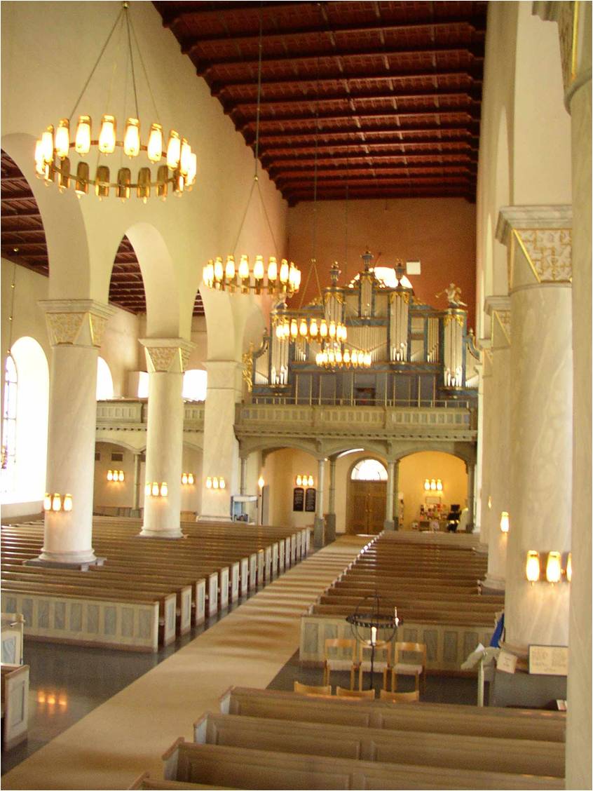 Kyrkorummet mot orgel-läktaren i söder