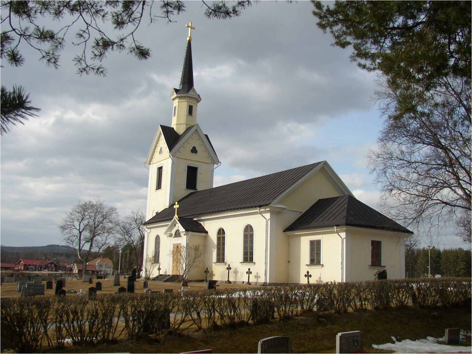 Kårböle kyrka från sydost. 