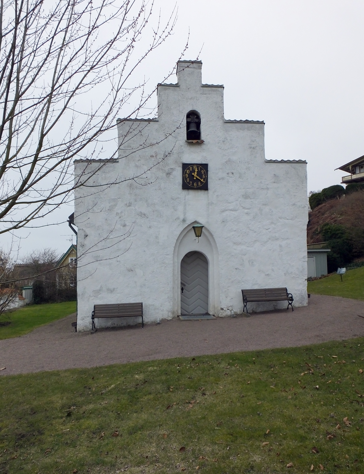 Arilds kapell, i västra fasaden sitter en urtavla och kapellets ringklocka från 1700-talet.