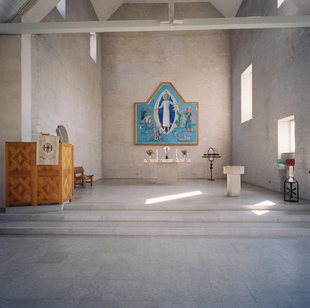Brännkyrka kyrka, koret med predikstol till vänster, dopfunt och piscina till höger. 