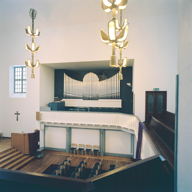 Mikaelskapellet, kyrkorummet med orgelläktaren från västra läktaren.