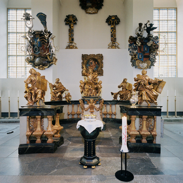 Kungsholms kyrka, dopkapellet i norra korsarmen med Schröders skulpturgrupp. 


