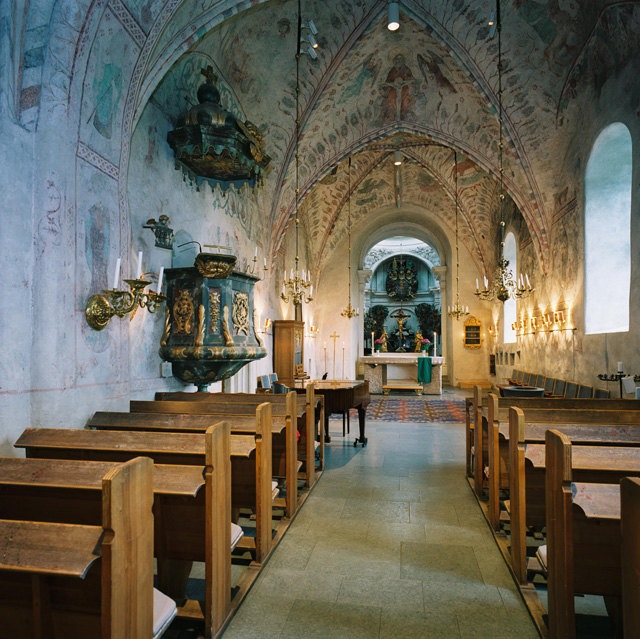 Spånga kyrka, kyrkorummet mot koret med predikstolen till vänster. 