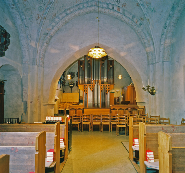 Spånga kyrka, kyrkorummet mot orgeln i väster. 
