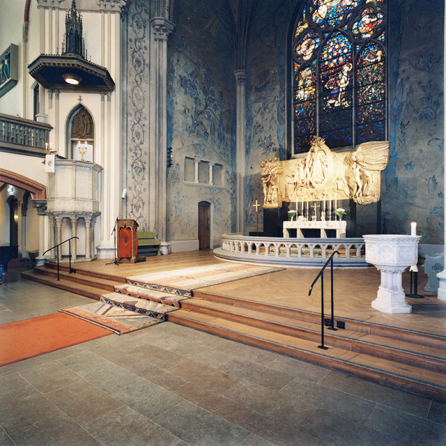 Oscarskyrkan, koret med dopfunt och läspulpet samt predikstolen. 
