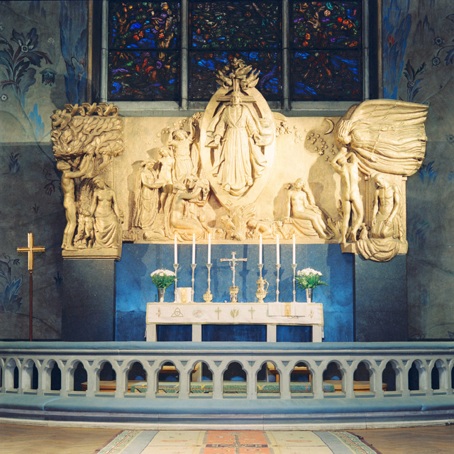 Oscarskyrkan, koret med altaruppsats, al seccomålning och Vigelands fönster. 
