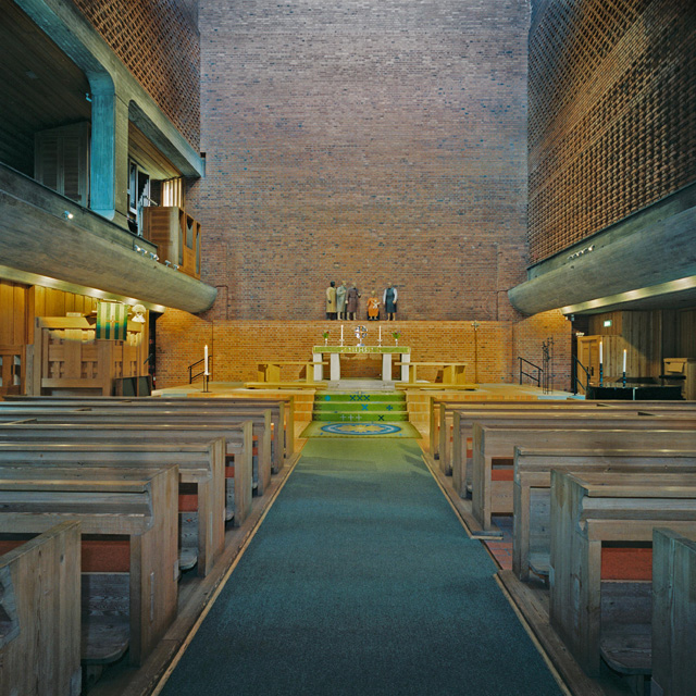 Söderledskyrkan, kyrkorummet mot öster och koret, predikstol och orgel t v. 