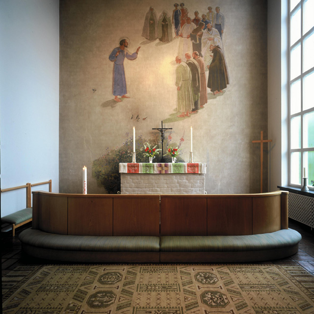 Hässelby Villastads kyrka, koret med en al seccomålning av Olle Hjortzberg. 