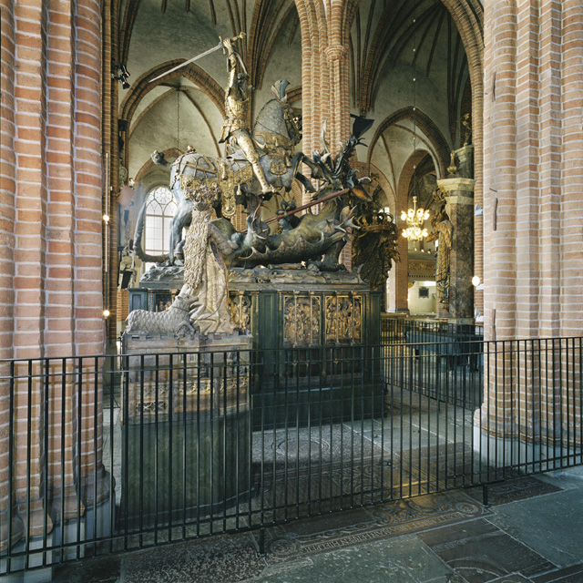Storkyrkan, skulpturgruppen S:t Göran och draken med prinsessan i förgrunden. 

