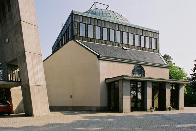 S:ta Birgitta kyrka, exteriör med huvudentrén i väster med klocktornet t v. 