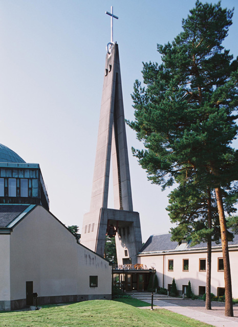 S:ta Birgitta kyrka, klocktornet med kyrkan t v och församlingsbyggnaden t h.