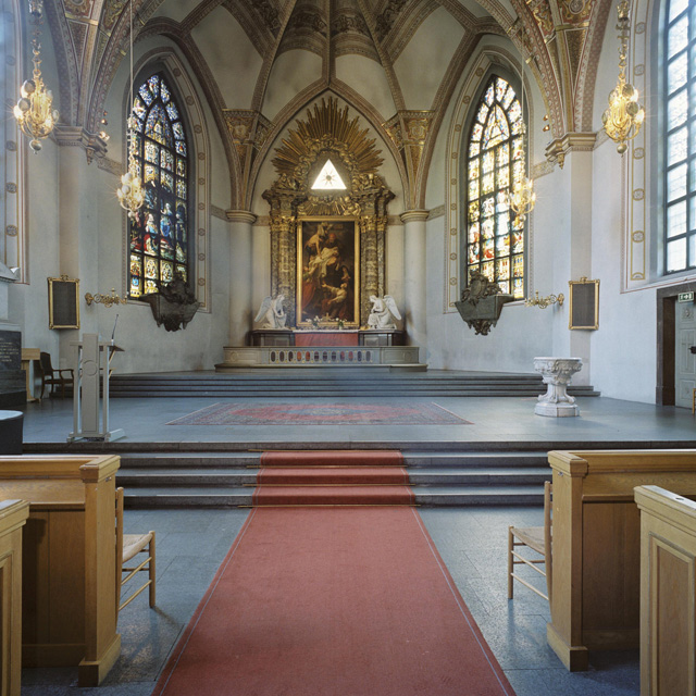 S:ta Clara kyrka, kyrkorummet med dopfunt till höger och koret i fonden. 
