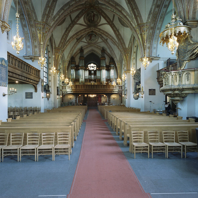 S:ta Clara kyrka, kyrkorummet mot orgelläktaren med predikstolen till höger. 