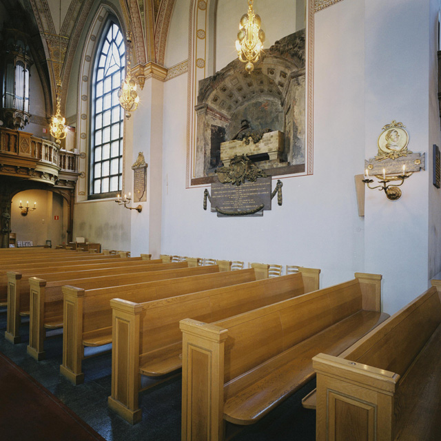 S:ta Clara kyrka, kyrkorummet med epitafium över friherre Carl Ridderstolpe. 