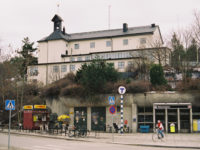 Mälarhöjdens kyrka, exteriör från nordost med tillbyggnaden från 1990. 