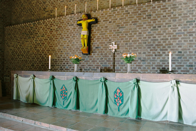 S:t Tomas kyrka, koret med altare och krucifix av Bror Hjort. 