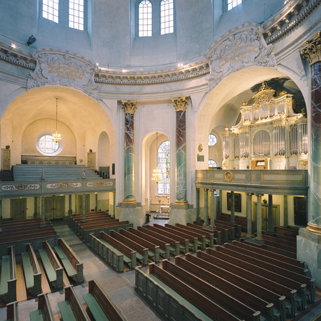 Hedvig Eleonora kyrka, kyrkorummet mot den södra läktaren och orgelläktaren.