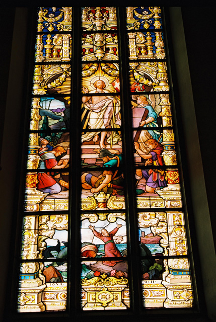 S:t Jacobs kyrka, en av korets glasmålningar, motiv Jesu Uppståndelse.  