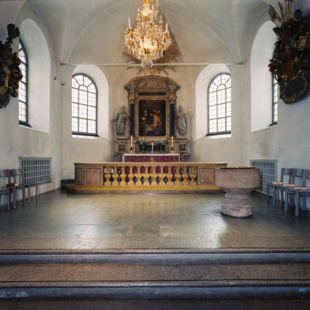 Bromma kyrka, koret med dopfunt till höger. 
