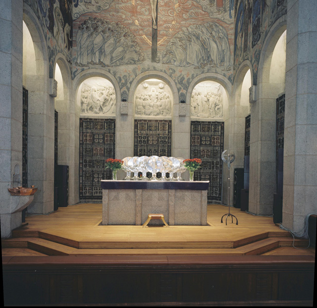 Engelbrektskyrkan, koret med altaret och de sju silversköldarna. 