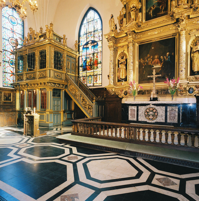 Tyska S:ta Gertruds kyrka, koret med altaruppsats och kungaläktare till vänster. 