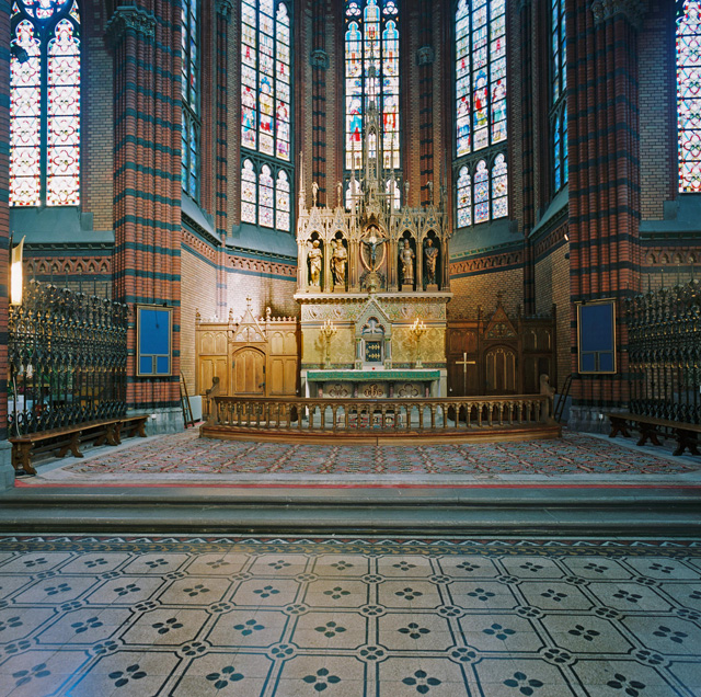 S:t Johannes kyrka, koret i norr med bl a sin rikt skulpterade altaruppsats. 
