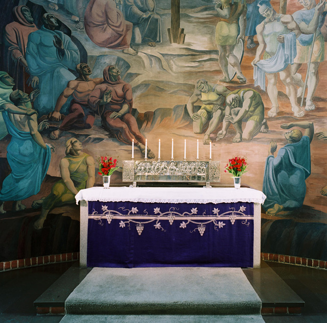 Västerledskyrkan, koret med altaret och detalj av den stora kormålningen. 
