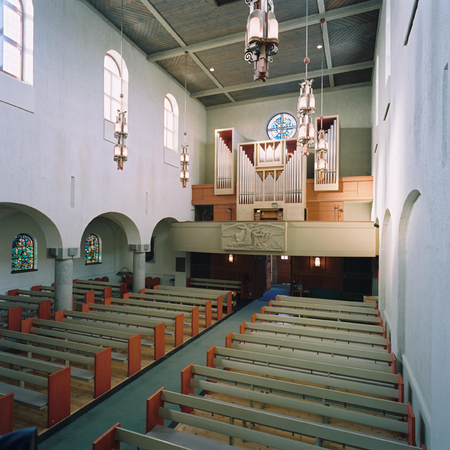 Västerledskyrkan, kyrkorummet mot orgelläktaren. 
