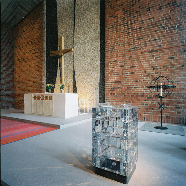 Vantörs kyrka, koret med dopfunt i förgrunden. 