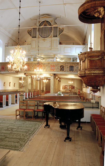 Finska kyrkan, kyrkorummet mot orgelläktaren. Till höger syns predikstolen. 


