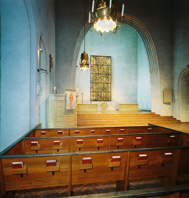 Essinge kyrka, kyrkorummet mot koret med predikstolen till vänster.

