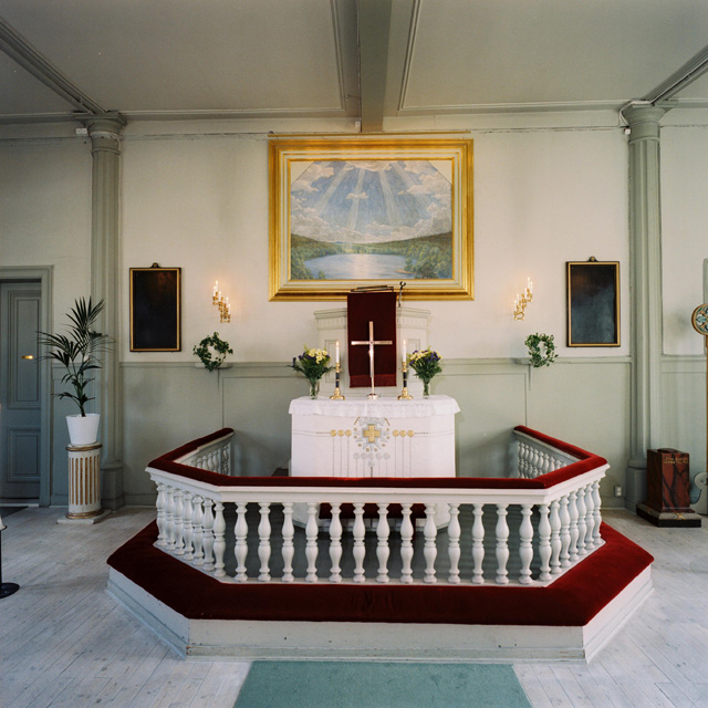Djurgårdskyrkan, kyrkorummet med altarpredikstol och målning av prins Eugen. 