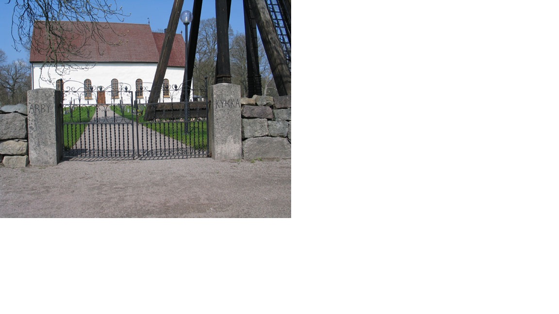 Ingången i söder. Smidesgrind från 1866 mellan
granitstolpar, på vilka det står Arby kyrka (KI Arby
kyrkog 085)