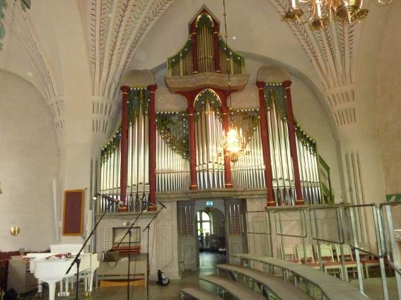 Orgeln har 33 stämmor och 2000 pipor och är en av landets största kororglar. Den är tillverkad av Grönlunds orgelbyggeri och invigdes 1996.