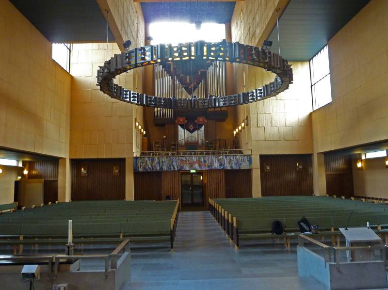 Orgeln placerad på läktaren över ingången är Umeås främsta konsertorgel. Läktarbarriären täcks av en väggtextil formgiven av Nils Björklund Furto. Nedre väggpartiet längst bak är panelklätt i likhet med vapenhuset.