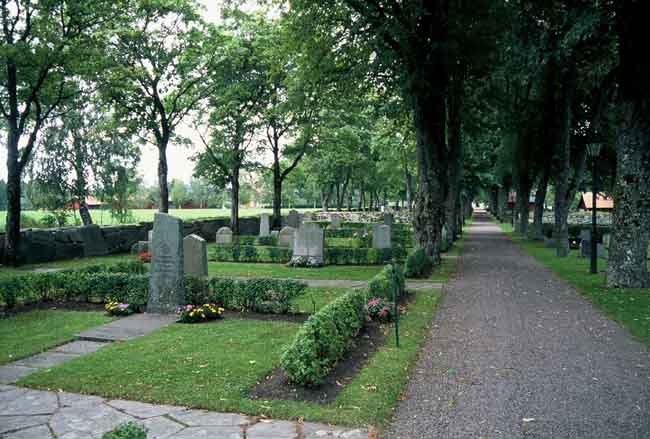 Del av kyrkogården väster om kyrkan.