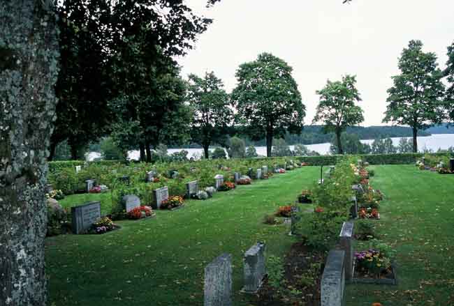 Lite nyare del av kyrkogården.